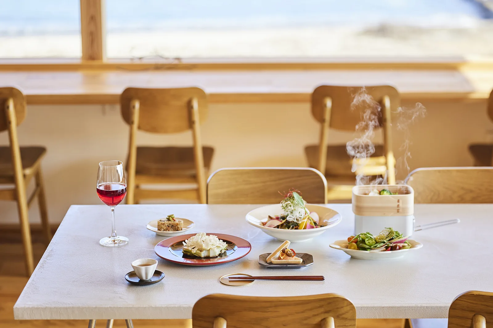 by age 18 の店内とお料理
